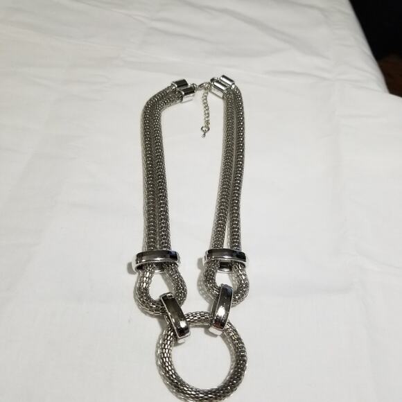 Lightweight silvertone necklace - Picture 5 of 5